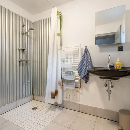 Ein Mit Fussbodenheizung Und Pantrykueche In Der Naehe Der Messe Dusche Und Wc Werden Gemeinschaftlich Genutzt *