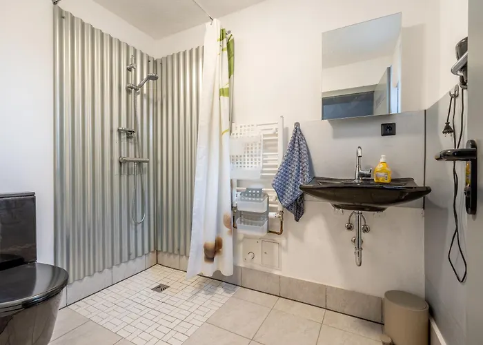 Ein Mit Fussbodenheizung Und Pantrykueche In Der Naehe Der Messe Dusche Und Wc Werden Gemeinschaftlich Genutzt *